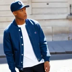 챔피언 클래식 캡과 필라 헤리티지 캡 비교 - **Champion Classic Cap - Timeless Urban Chic**
A stylish young adult (18+) with a confident, rel...